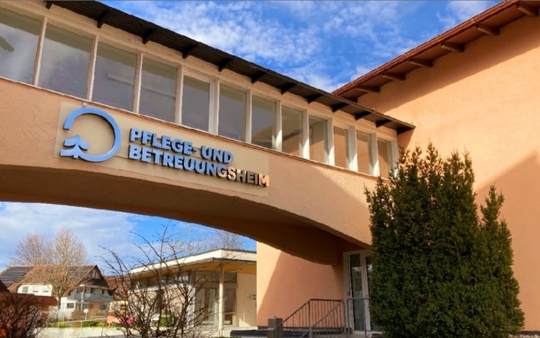 Aussenfassade des PBO mit Logo in Gengenbach